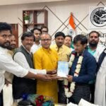 होली नजदीक, सुभाष पार्क के सामने सजी रंग-पिचकारी की दुकानें