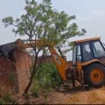 वन क्षेत्र में अवैध खनन पर छापेमारी, पुलिस-वन विभाग की टीम पर हमला