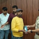 चंदौली में जौहर विश्वविद्यालय प्रकरण पर सपा का प्रदर्शन, राज्यपाल के नाम डीएम को सौंपा ज्ञापन