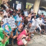 खाद के लिए समिति पर उमड़ी किसानों की भीड़