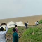 30 हजार की मोबाइल मिली, नहीं डगमगाई नीयत, पुलिसकर्मियों ने युवती को लौटाई