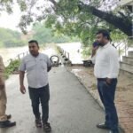 बाढ़ प्रभावित गांवों में पहुंचे विधायक, ग्रामीणों से जाना हाल