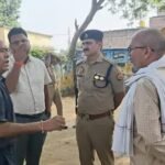 दुर्गा पूजा पंडालों के पास लोहे के बिजली खंभों को तिरपाल से ढकने में जुटा विभाग